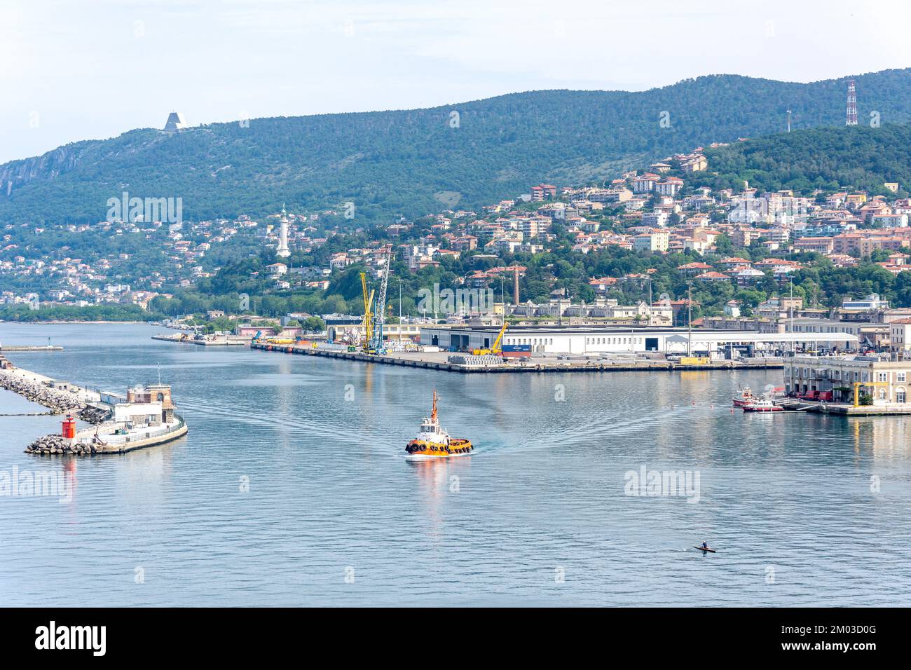 Bateau à remorqueurs entrant dans le port de Trieste, Trieste, région Friuli Venezia Giulia, Italie Banque D'Images