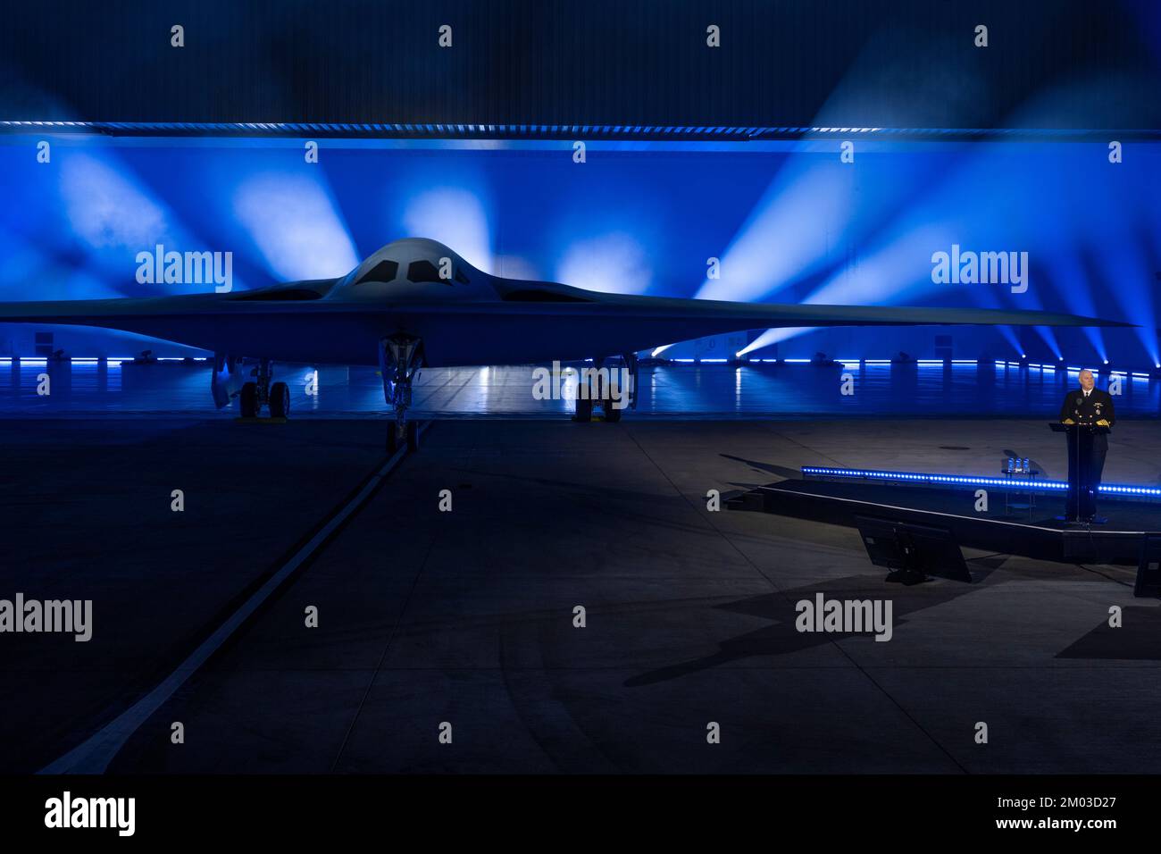 Le vice-président, chefs d'état-major interarmées, Christopher W. Grady, SMA, prononce des observations aux États-Unis Cérémonie de dévoilement de la Force aérienne B-21 Raider, Palmdale (Californie), 2 décembre 2022. (Photos du DoD par Chad J. McNeeley) Banque D'Images