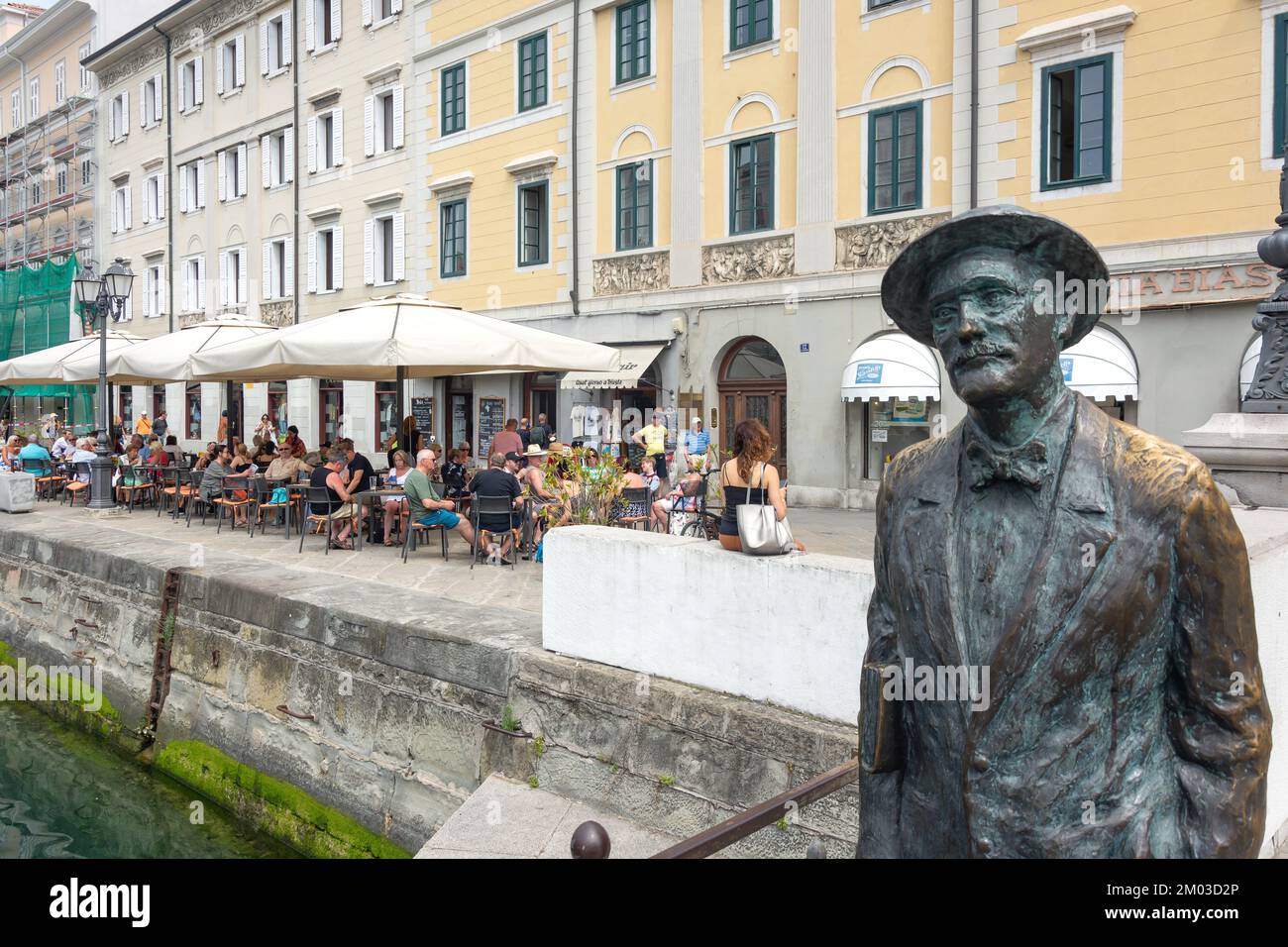 Statue de James Joyce par Canal Grande di Trieste, Piazza Sant'Antonio Nuovo, Trieste, région Friuli Venezia Giulia, Italie Banque D'Images