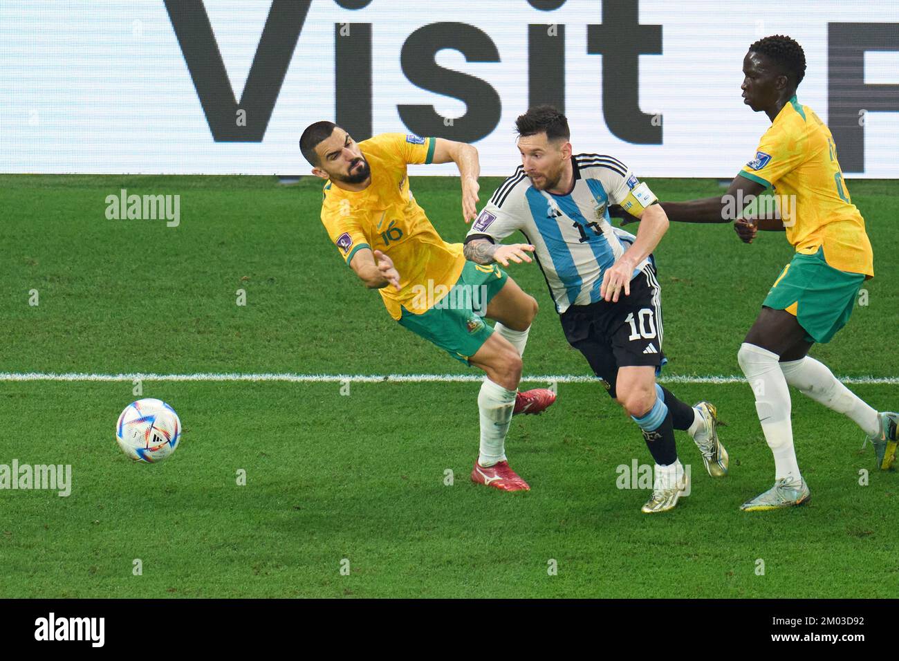 Al Rayyan, Qatar. 3rd décembre 2022. Lionel Messi (C) d'Argentine rivalise avec Aziz Behich (L) et Garang Kuol d'Australie lors de leur match de la série 16 à la coupe du monde de la FIFA 2022 au stade Ahmad Bin Ali à Al Rayyan, Qatar, le 3 décembre 2022. Credit: Meng Dingbo/Xinhua/Alay Live News Banque D'Images