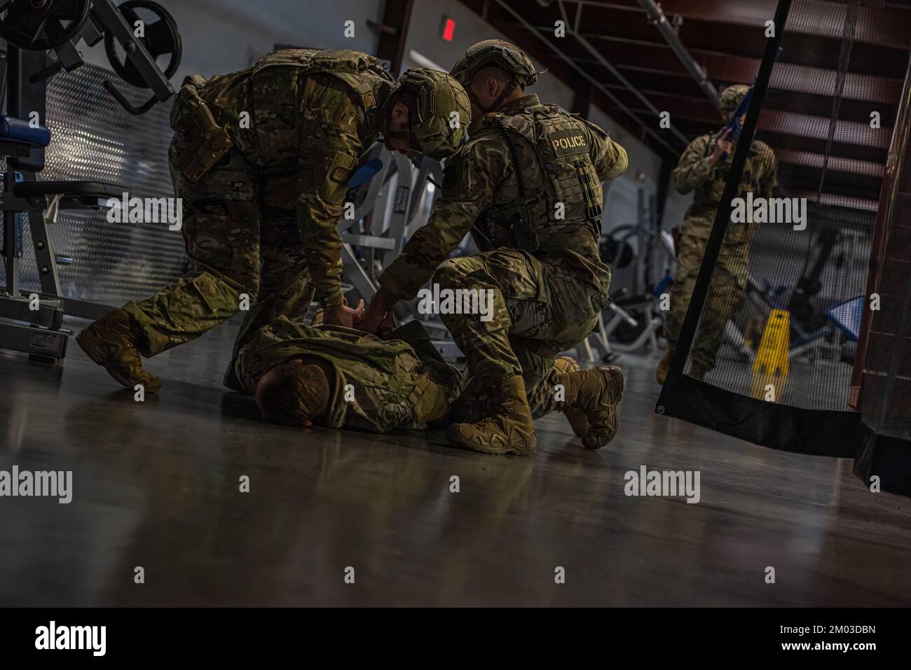 ÉTATS-UNIS Des aviateurs de la Force aérienne de l'escadron 366th des forces de sécurité ont placé un assaillant simulé au cours d'un exercice de tir actif à la base aérienne de Mountain Home, Idaho, le 10 octobre 2022. Les exercices de tir actif permettent aux aviateurs de démontrer et de perfectionner leur capacité à réagir aux situations d'urgence. (É.-U. Air Force par Airman 1st classe Krista Reed Choate) Banque D'Images