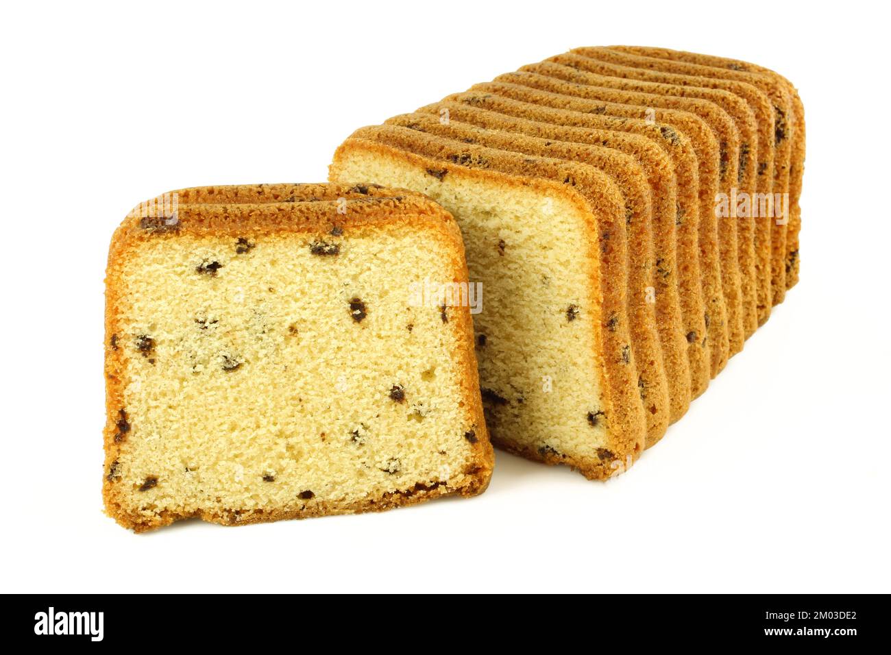 Pain de gâteau au kuchen spongieux traditionnel coupé en tranches avec des copeaux de chocolat isolés sur fond blanc Banque D'Images