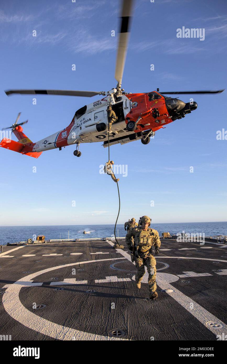 Les membres de l'équipe d'intervention en matière de sécurité maritime (MSRT) effectuent des exercices de formation rapide à bord des États-Unis Garde côtière Bertholf (LMSM 750), dans l'océan Pacifique Sud, 24 septembre 2022. Le TMSR est une force d'assaut prête à l'emploi dont les membres sont formés à la sécurité maritime, aux procédures d'arraisonnement des forces de l'ordre, à la protection de la force et à la réponse aux risques environnementaux. (É.-U. Photo de la Garde côtière par le maître en chef Oliver Fernander). Banque D'Images