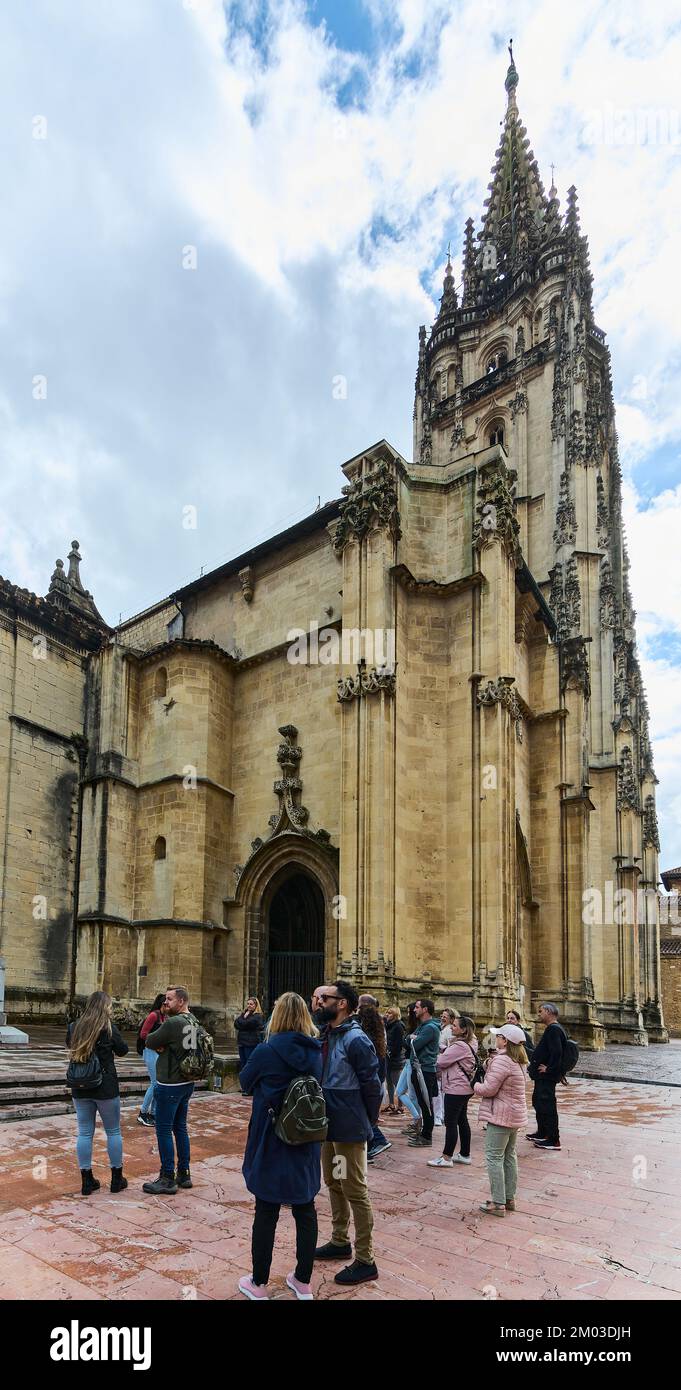 Oviedo, Espagne - 3 décembre 2022: Cathédrale d'Oviedo sur la Plaza Alfonso II el Casto dans les Asturies. Espagne Banque D'Images