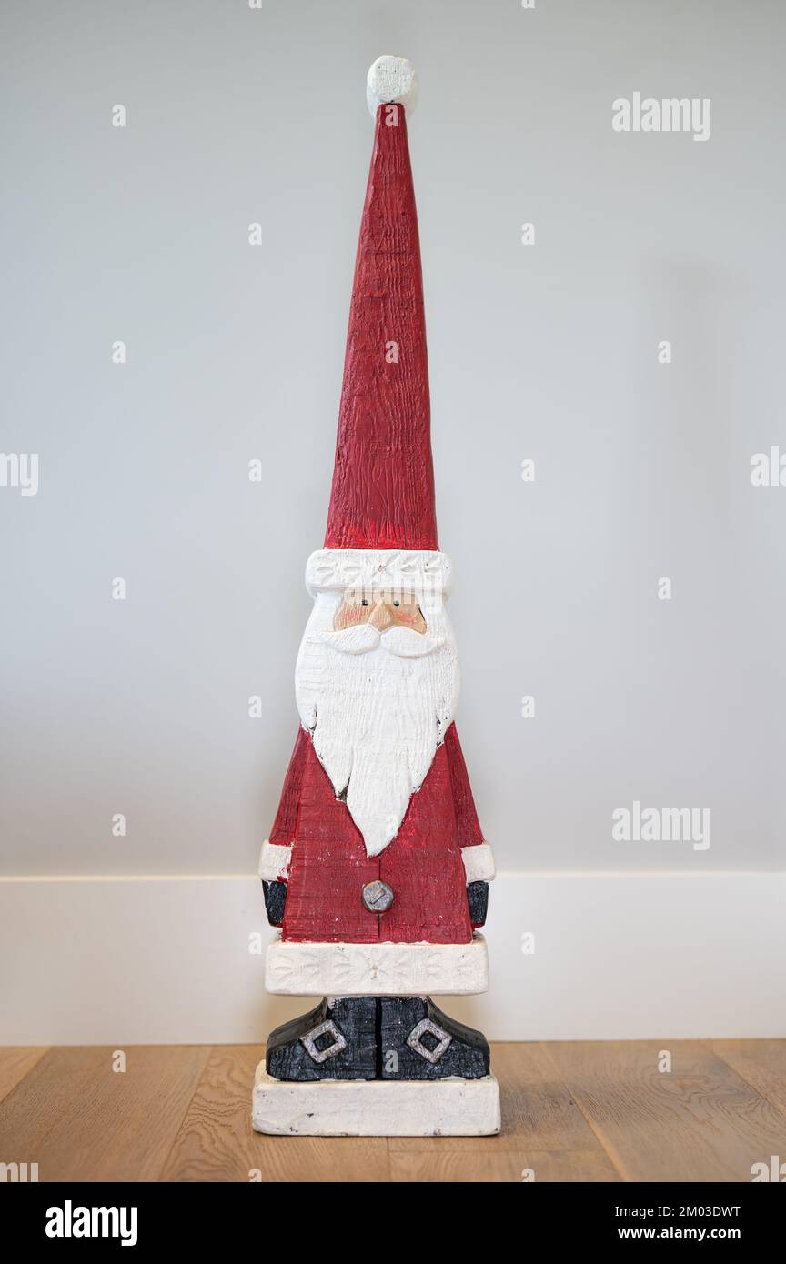 Clause de père Noël en bois sur fond blanc. Banque D'Images