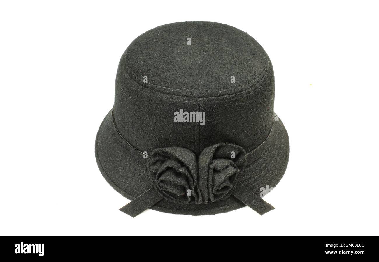 Chapeau en tissu noir pour femmes isolé sur fond blanc. Coiffures élégantes et à la mode Banque D'Images Chapeau en tissu noir pour femmes isolé sur fond blanc. Coiffures élégantes et à la mode Banque D'Images