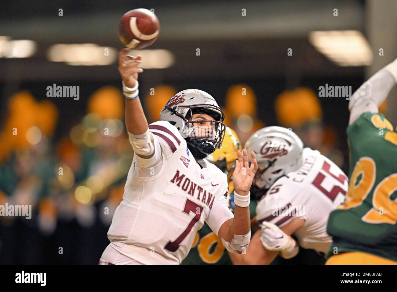 Le quarterback de Montana Grizzlies Lucas Johnson (7) passe le ballon lors d'un deuxième match de la NCAA FCS entre l'Université de Montana Grizzlies et le North Dakota State Bison au Fargo Dome, Fargo, ND, samedi, 3 décembre 2022. Fils NDSU 21-13 à mi-temps. Russell Hons/CSM Banque D'Images