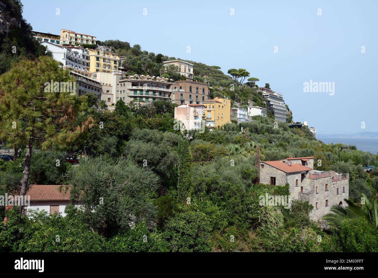 Hôtels et immeubles d'appartements sur une colline surplombant la mer Méditerranée, dans la ville côtière italienne du sud de Sorrento, en Italie. Banque D'Images