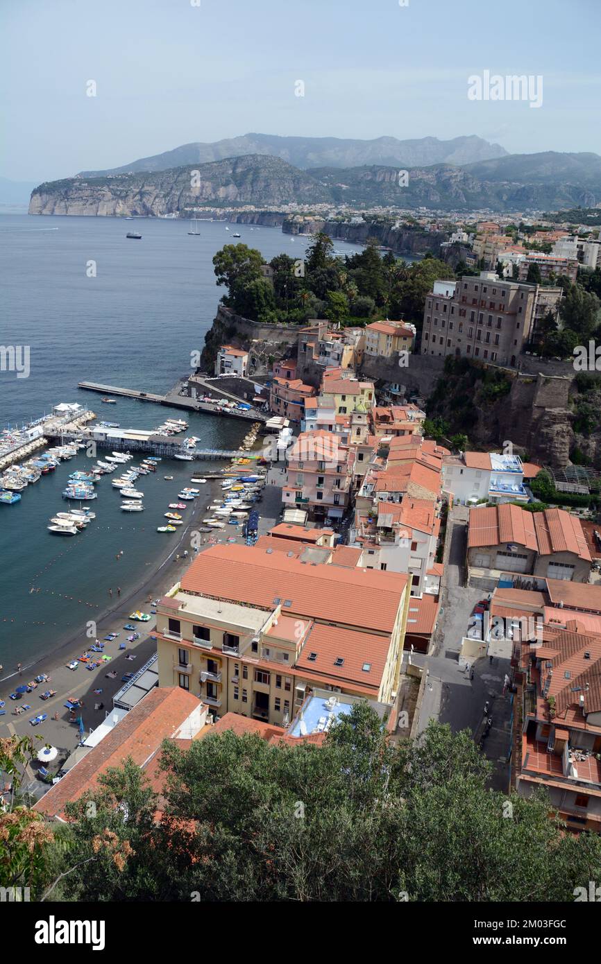 La ville côtière méditerranéenne italienne de Sorrente, qui fait partie de la ville métropolitaine de Naples, près de la côte amalfitaine, en Campanie, dans le sud de l'Italie. Banque D'Images