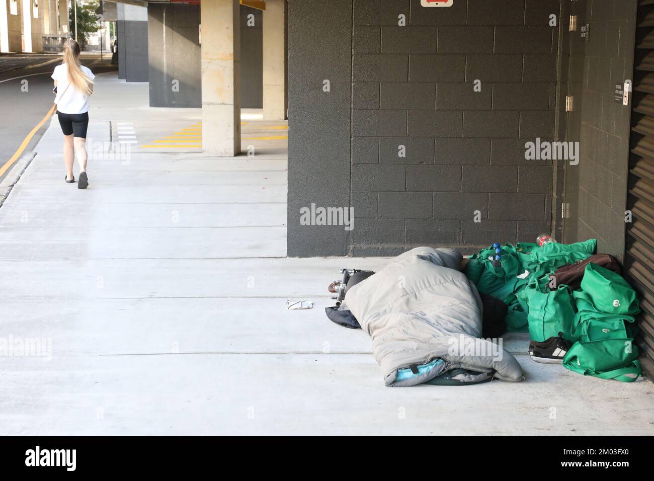 Sydney, Australie. 4th décembre 2022. Les sans-abri dormaient le long de Darling Drive tandis que le match de la coupe du monde de Socceroos était présenté à des milliers de personnes juste à côté d'eux. Credit: Richard Milnes/Alamy Live News Banque D'Images