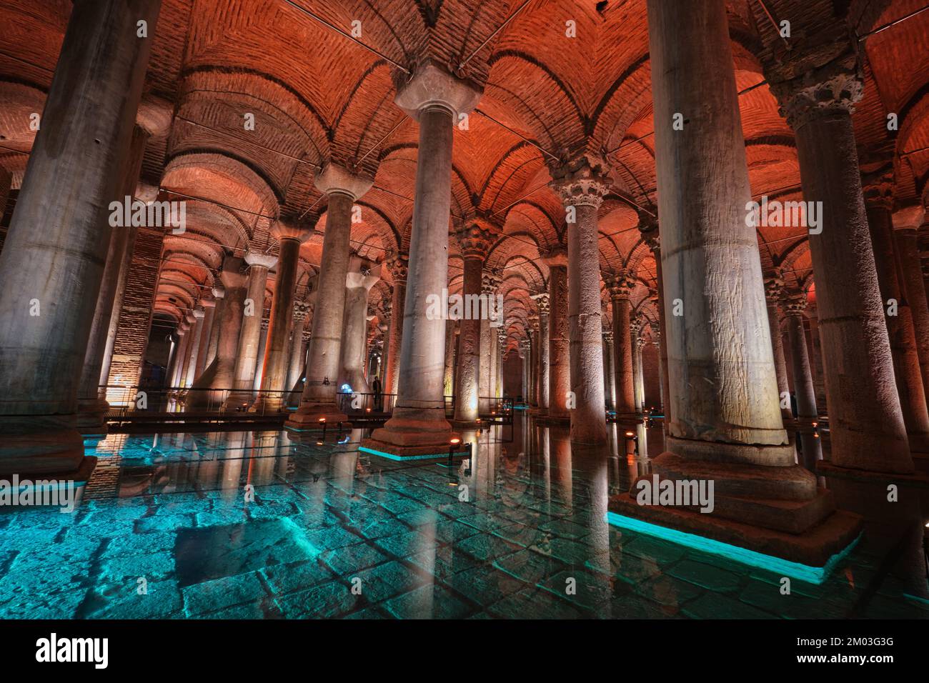 Istanbul, Turquie - 4 décembre 2022 : vue intérieure éclairée sur la Citerne Basilique ou Yerebatan Sarnici dans le quartier de Sultanahmet Banque D'Images