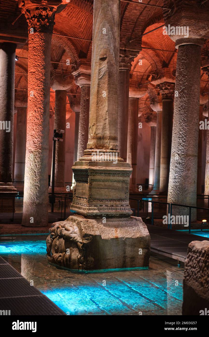 Istanbul, Turquie - 4 décembre 2022 : vue intérieure illuminée de la Citerne Basilique ou Yerebatan Sarnici et de la tête de sculpture de medusa comme base de colonne Banque D'Images