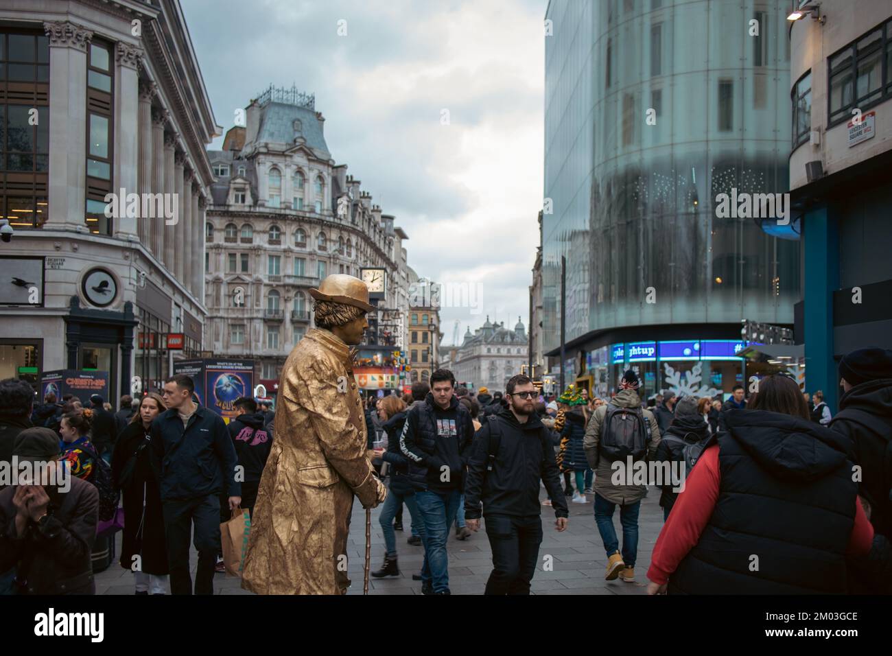 Londres, 3 décembre 2022 - artiste vivant de rue statue à Leicester Square Banque D'Images