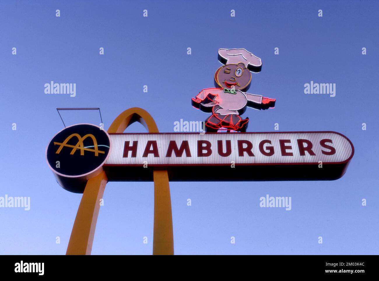 Panneau rétro au néon pour le McDonalds à Downey, CA. Avec la mascotte originale Speedee. Banque D'Images