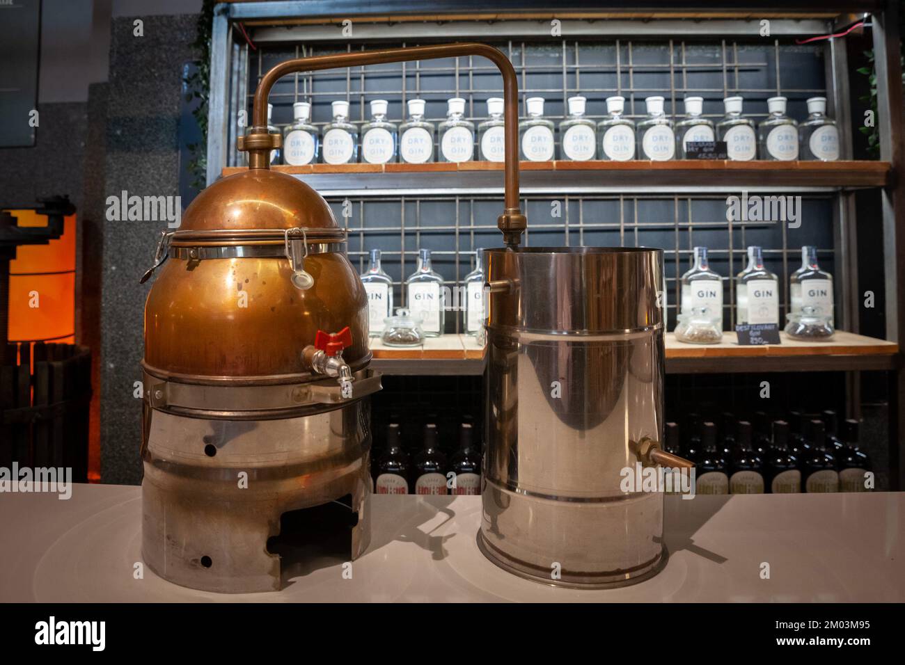 Photo d'un alembic utilisé pour la production de spiritueux et d'alcool à Belgrade, Serbie, fait de cuivre, utilisé pour la production de rakija. Banque D'Images