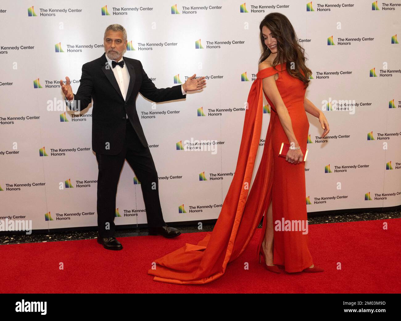 George Clooney enfants les photographes après avoir ajusté le train sur sa femme, la robe d'Amal alors qu'ils se préparent à poser pour des photos lorsqu'ils arrivent pour le dîner de l'artiste officiel en l'honneur des récipiendaires des prix annuels 45th du Kennedy Center au Département d'État à Washington, D.C., samedi, 3 décembre 2022. Les 2022 lauréats sont : l'acteur et réalisateur George Clooney, l'auteur-compositeur-compositeur-interprète contemporain chrétien et pop Amy Grant, le chanteur légendaire de Soul, Gospel, R&B et pop Gladys Knight, le compositeur, chef d'orchestre et éducateur américain d'origine cubaine Tania León et le célèbre groupe rock irlandais U2 Banque D'Images