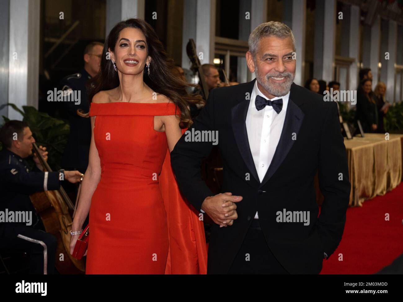 Washington DC, États-Unis. 03rd décembre 2022. George Clooney et son épouse, Amal arrivent pour le dîner de l'artiste officiel en l'honneur des récipiendaires des distinctions honorifiques annuelles 45th du Kennedy Centre au département d'État à Washington, DC, samedi, 3 décembre 2022. Crédit : MediaPunch Inc/Alamy Live News Banque D'Images