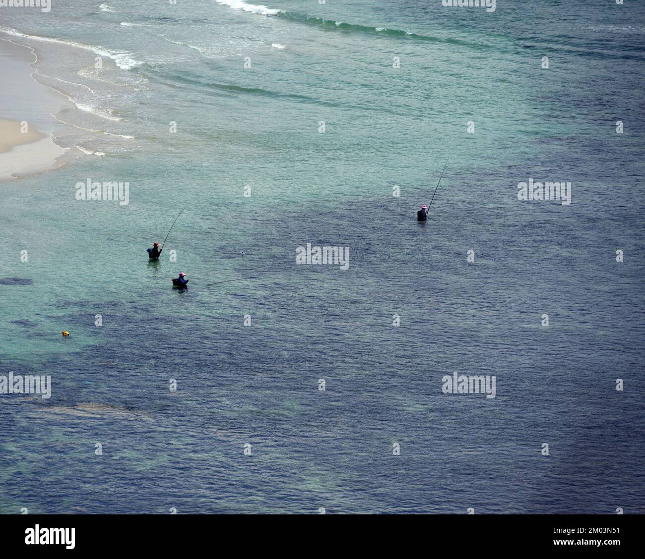 Hommes indigènes locaux Bajau pêchant à la pointe de Bornéo, Sabah, Malaisie. Banque D'Images