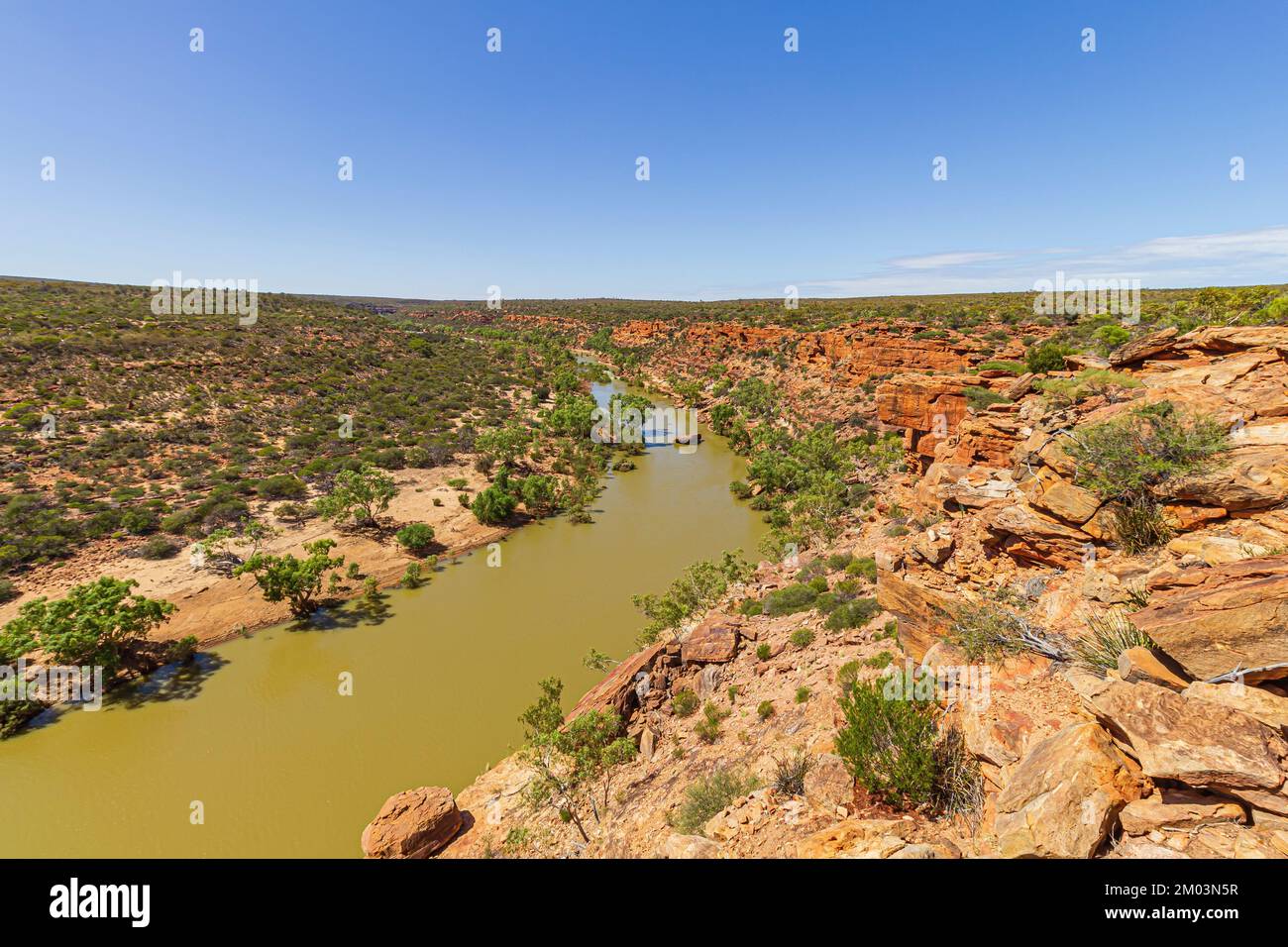 Vue sur la rivière Murchison qui traverse les gorges de grès depuis le point de vue de Z Bend au parc national de Kalbarri, en Australie occidentale. Banque D'Images