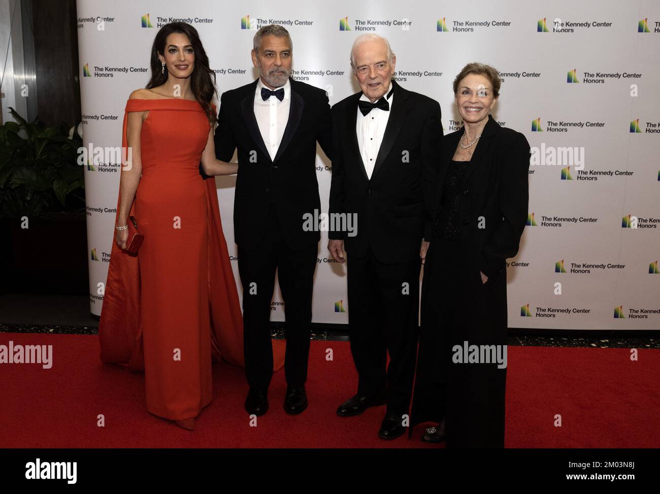 Washington DC, États-Unis. 03rd décembre 2022. De gauche à droite : Amal Clooney, George Clooney, Nick Clooney et Nina Clooney arrivent pour le dîner de l'artiste officiel en l'honneur des récipiendaires des prix annuels 45th du Kennedy Center au département d'État de Washington, DC, samedi, 3 décembre 2022. Crédit : UPI/Alay Live News Banque D'Images