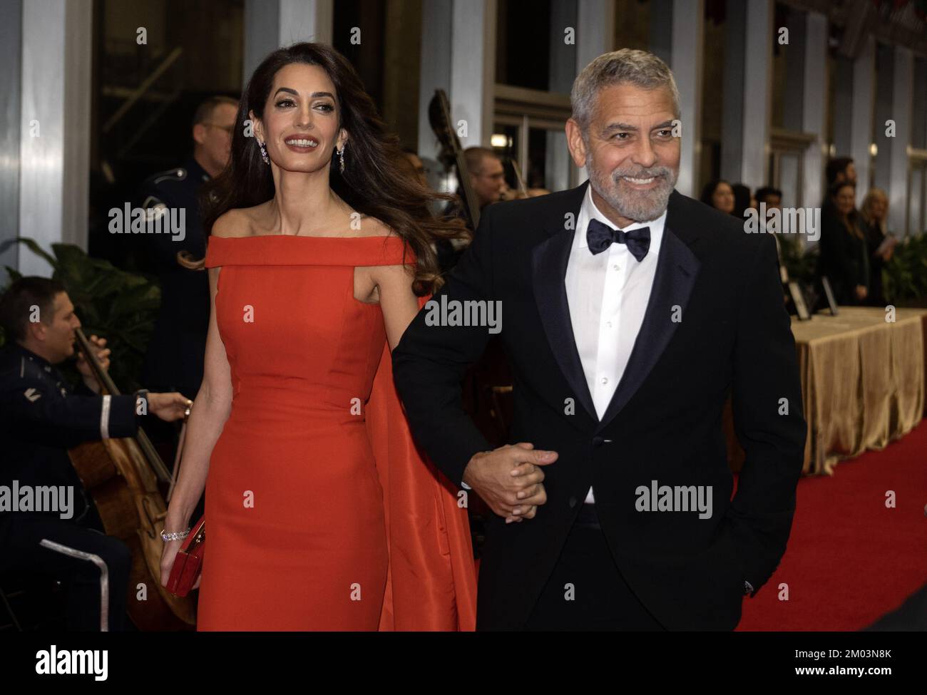 Washington DC, États-Unis. 03rd décembre 2022. George Clooney et son épouse, Amal arrivent pour le dîner de l'artiste officiel en l'honneur des récipiendaires des distinctions honorifiques annuelles 45th du Kennedy Centre au département d'État à Washington, DC, samedi, 3 décembre 2022. Les 2022 lauréats sont : Acteur et cinéaste George Clooney compositeur-compositeur-interprète chrétien et pop contemporain Amy Grant chanteur légendaire de Soul, Gospel, R&B et pop Gladys Knight, compositeur, chef d'orchestre et éducateur américain d'origine cubaine Tania León et célèbre groupe rock irlandais U2, composé de membres du groupe Bono, The Edge, Adam Clayton et Larry Mullen Jr Banque D'Images