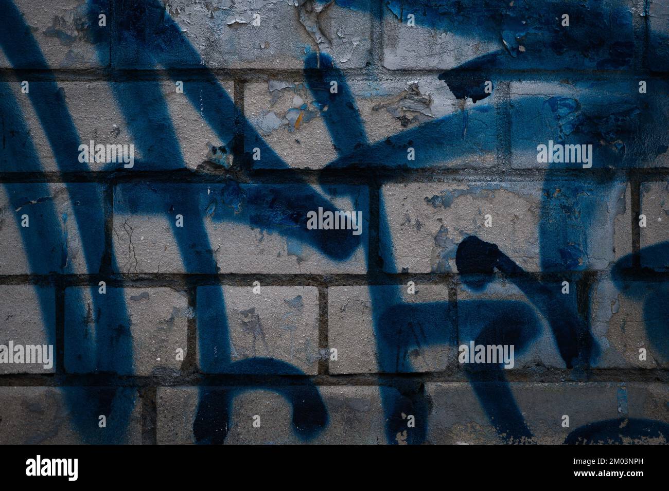 Peinture abstraite de graffiti sur mur de brique blanche Banque D'Images