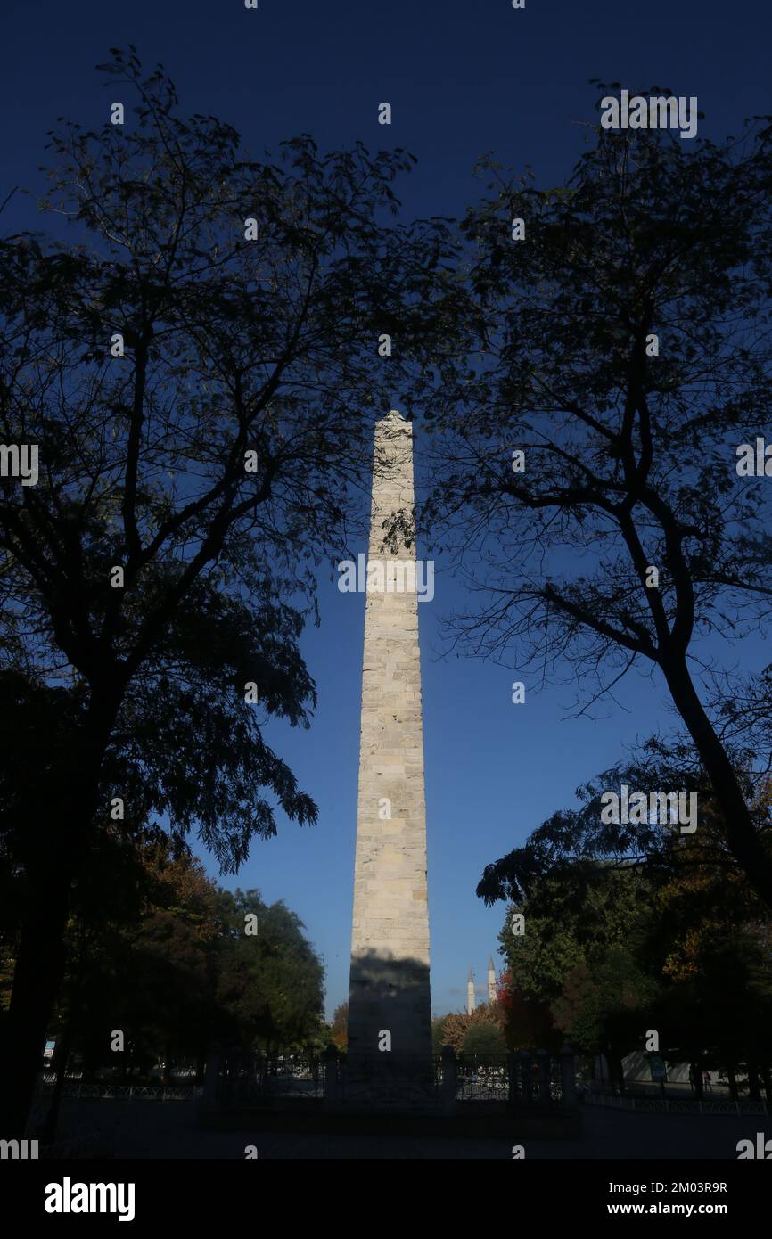 L'Obélisque ou colonne fortifiée de Constantine (turc : Orme Dikilitas) sur la place de l'hippodrome Sultanahmet, dans le district d'Eminonu à Istanbul, en Turquie. Banque D'Images