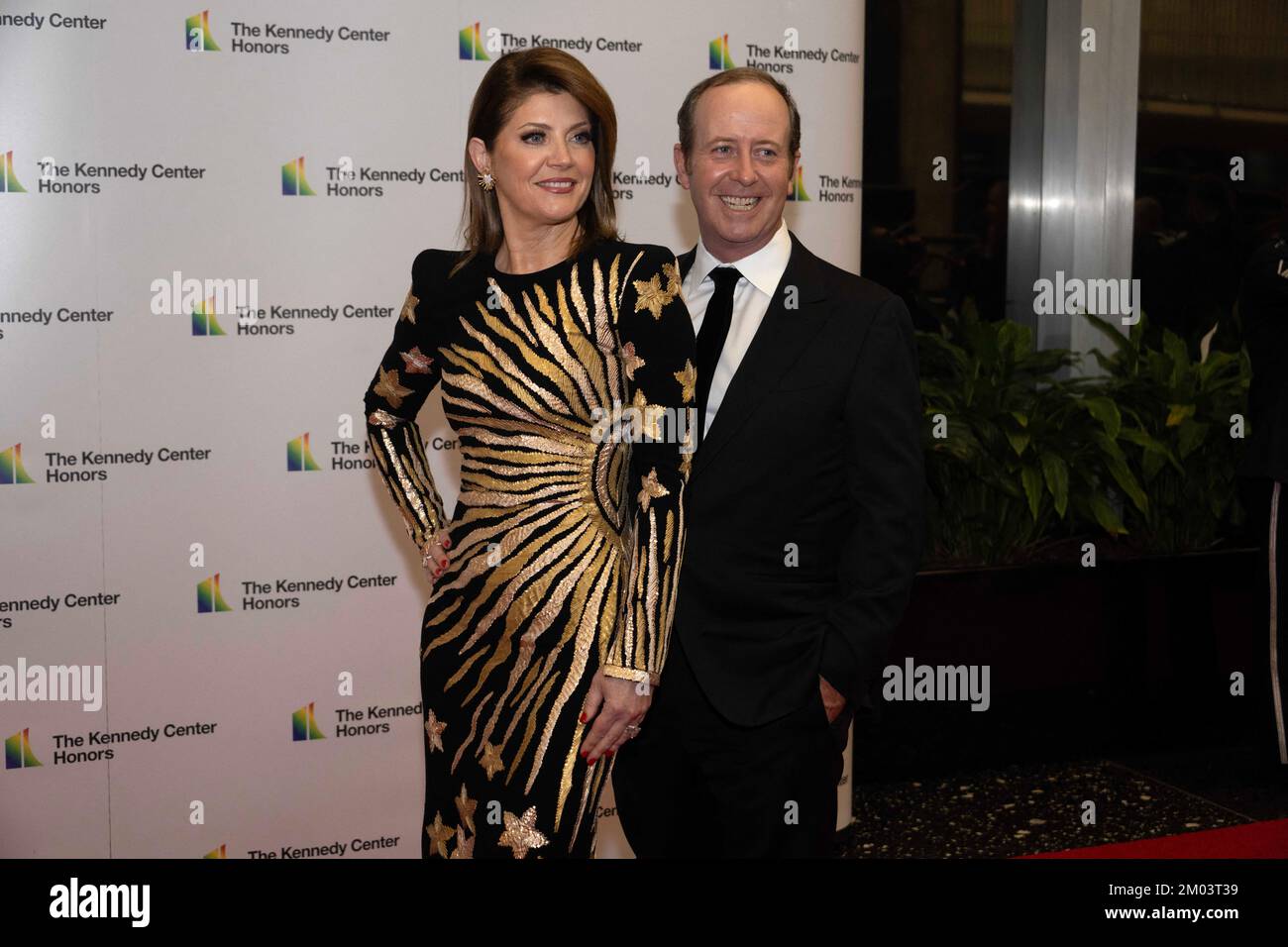 CBS Evening News Anchor Norah O'Donnell et son mari, Geoff Tracy, arrivent pour le dîner officiel de l'artiste en l'honneur des récipiendaires des prix annuels 45th du Kennedy Centre au département d'État de Washington, D.C., samedi, 3 décembre 2022. Les 2022 lauréats sont : l'acteur et réalisateur George Clooney ; l'auteur-compositeur-compositeur-interprète contemporain chrétien et pop Amy Grant ; le chanteur légendaire de Soul, Gospel, R&B et pop Gladys Knight ; le compositeur, chef d'orchestre et éducateur américain d'origine cubaine Tania León ; Et le légendaire groupe de rock irlandais U2, composé de membres du groupe Bono, The Edge, Adam Clayton et Larry Mulle Banque D'Images