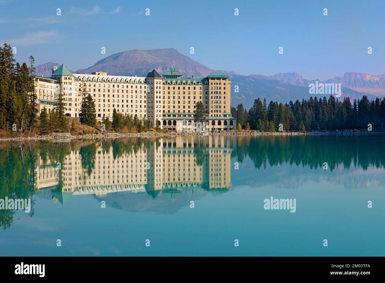 Hôtel Fairmont Chateau Lake Louise avec reflet dans les eaux turquoise du lac, parc national Banff, Canada Banque D'Images