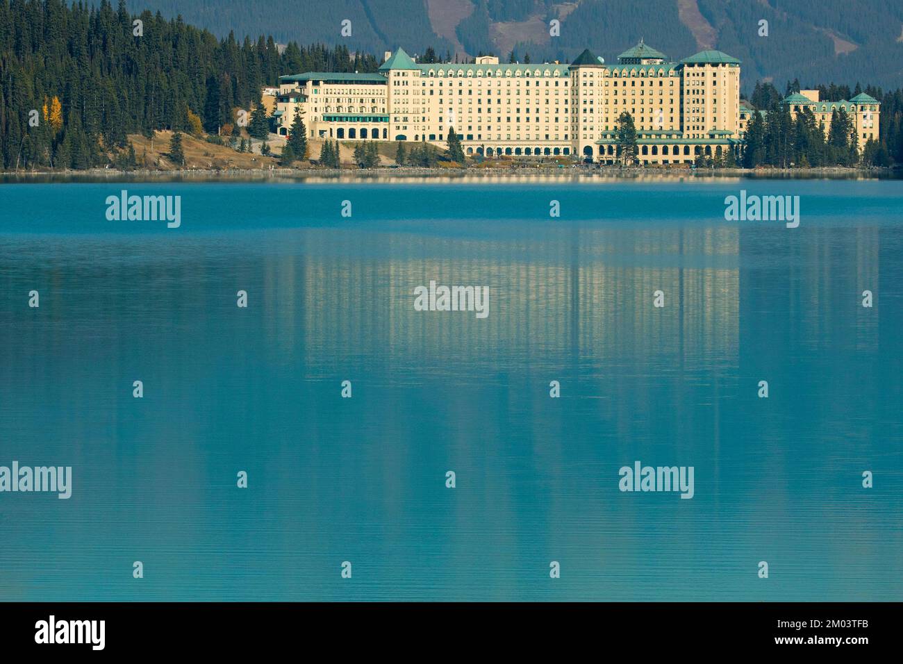 Hôtel Fairmont Chateau Lake Louise surplombant les eaux turquoise du lac Louise, dans le parc national Banff, Canada Banque D'Images