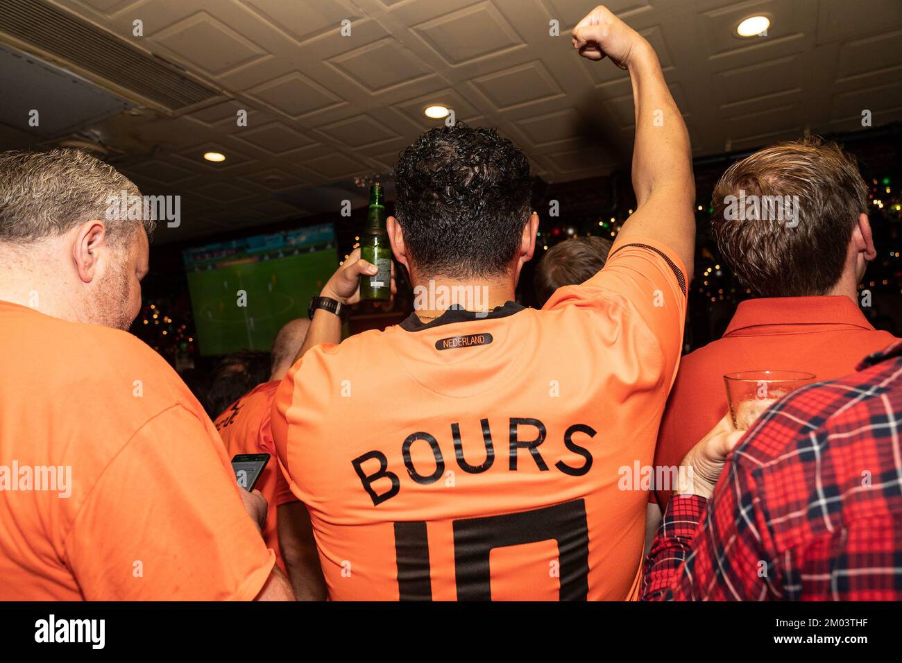 New York, New York, États-Unis. 3rd décembre 2022. Les fans de l'équipe de football des pays-Bas réagissant et buvant pendant le match contre les États-Unis à la coupe du monde du Qatar au Hurley's Saloon. En remportant le jeu, l'équipe des pays-Bas a progressé jusqu'au quart de finale et jouera soit l'équipe Argentine ou l'équipe d'Australie qui se jouent les uns les autres plus tard dans la journée. (Credit image: © Lev Radin/Pacific Press via ZUMA Press Wire) Credit: ZUMA Press, Inc./Alamy Live News Banque D'Images