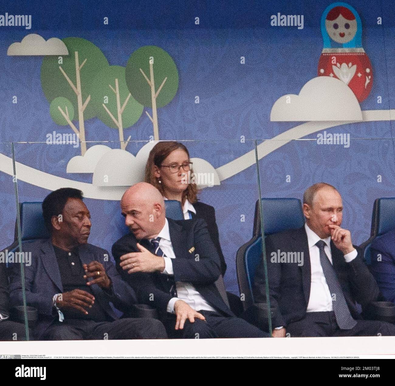 Saint-PÉTERSBOURG, RUSSIE, résultat 2:0 - 17.06.2017 : RUSSIE contre NOUVELLE-ZÉLANDE - l'ancien joueur Pele et Gianni Infantino, président de la FIFA, sont vus dans les tribunes à côté du président russe Vladimir Poutine lors du match Russie-Nouvelle-Zélande valable pour le premier tour de la coupe des Confédérations 2017 le samedi (17) tenu au stade Krestovsky à St. Petersbourg, en Russie., copyright, Marcelo Machado de Melo/Fotoarena/ATP images crédit: SPP Sport Press photo. /Alamy Live News Banque D'Images