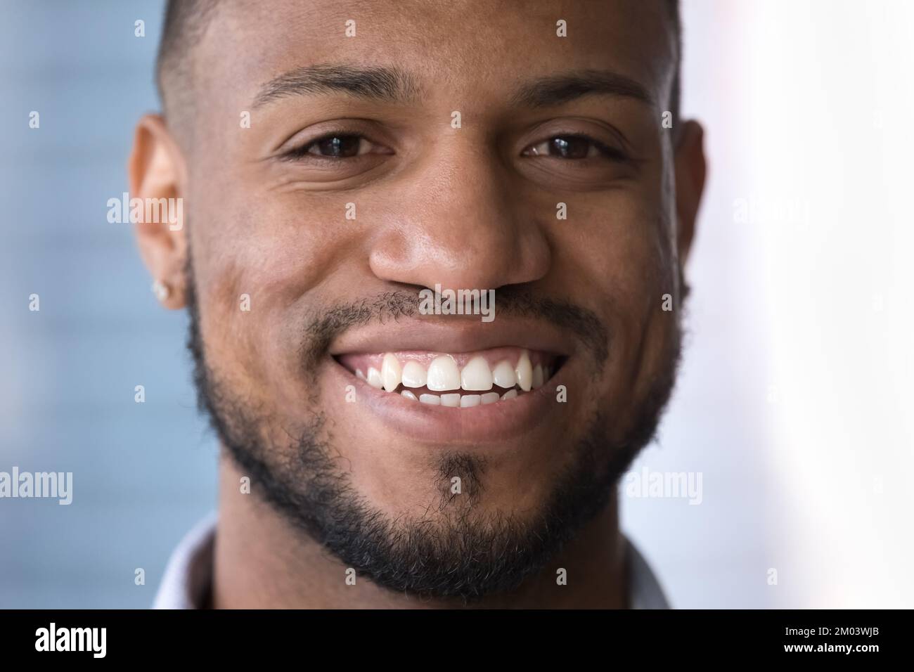 Joyeux petit garçon africain beau visage portrait de gros plan Banque D'Images