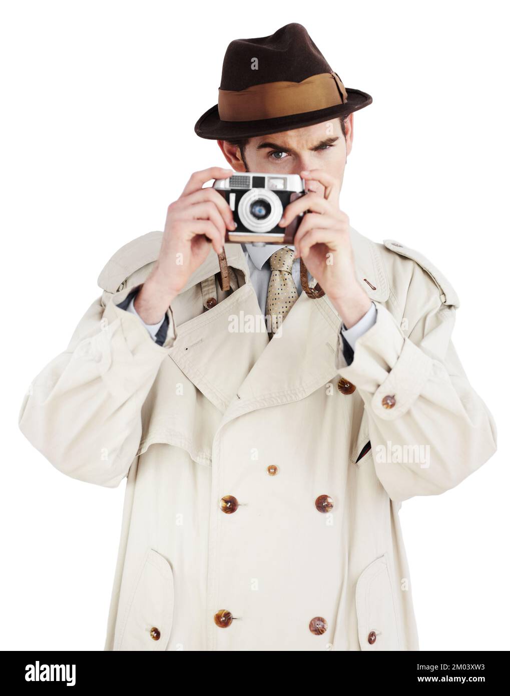 Vous êtes dans ses coulisses... reporter prend une photo avec un appareil photo rétro sur fond blanc. Banque D'Images