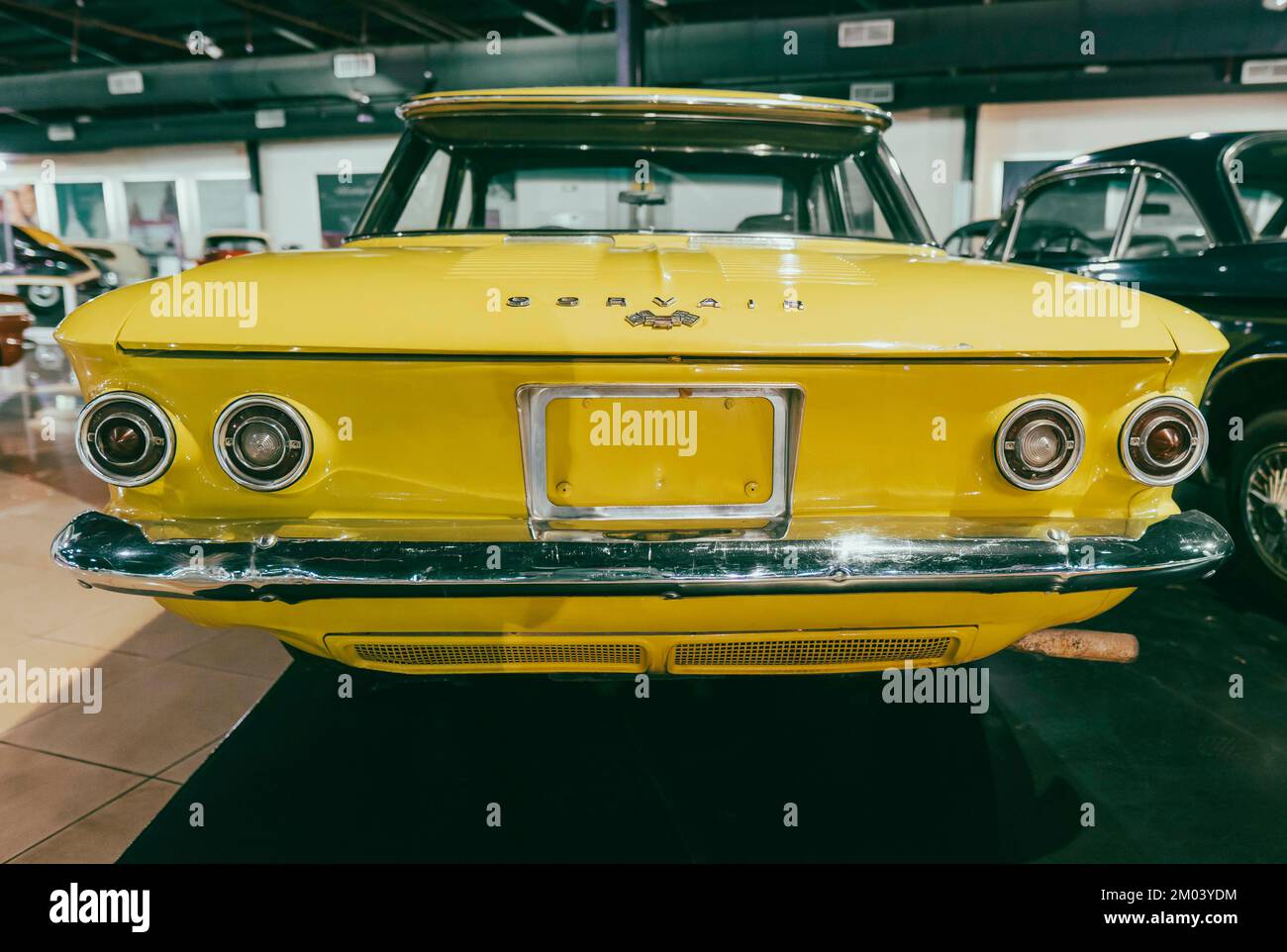 '7/31/2021 - Sharjah, eau: Années 1960 vue arrière de Corvair une voiture jaune vif classique américaine de Chevrolet Banque D'Images