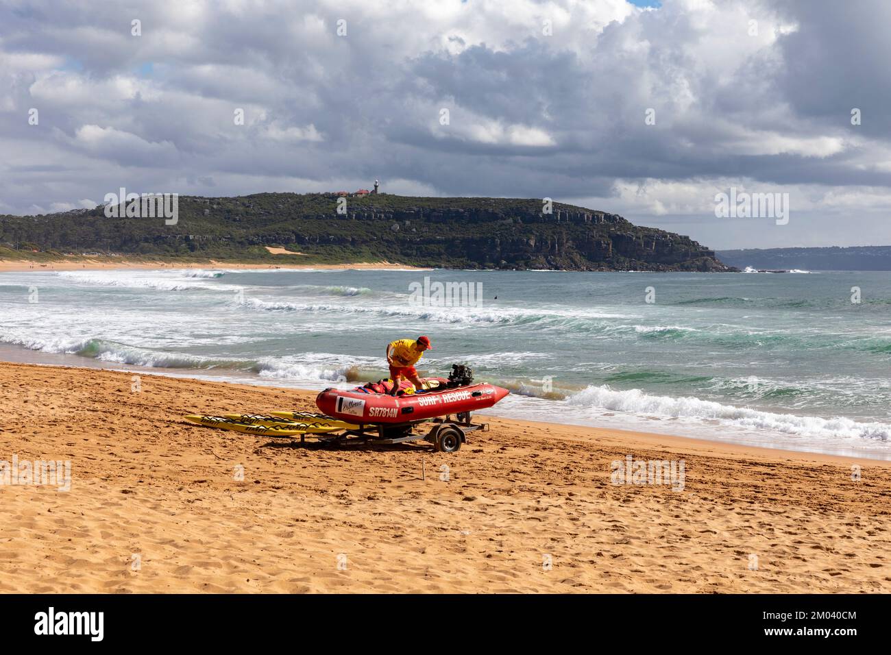 Sauvetage de surf volontaire sauveteur tirant le démarrage du moteur sur l'extérieur du zodiaque canot pneumatique, Palm Beach, Sydney, Australie Banque D'Images