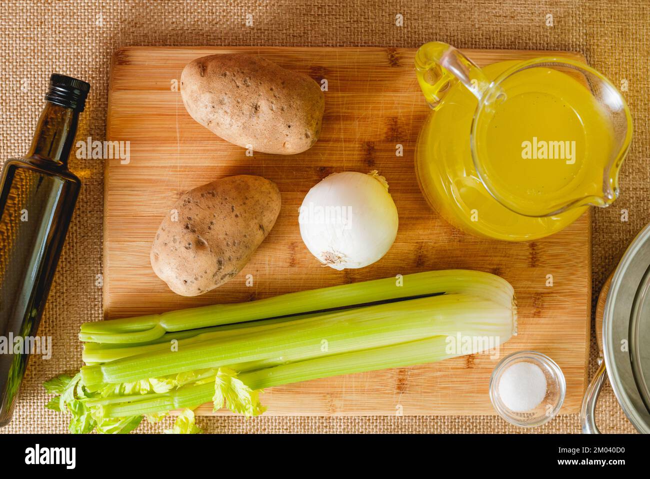 Recette de soupe de céleri. Légumes crus, tels que la branche de céleri