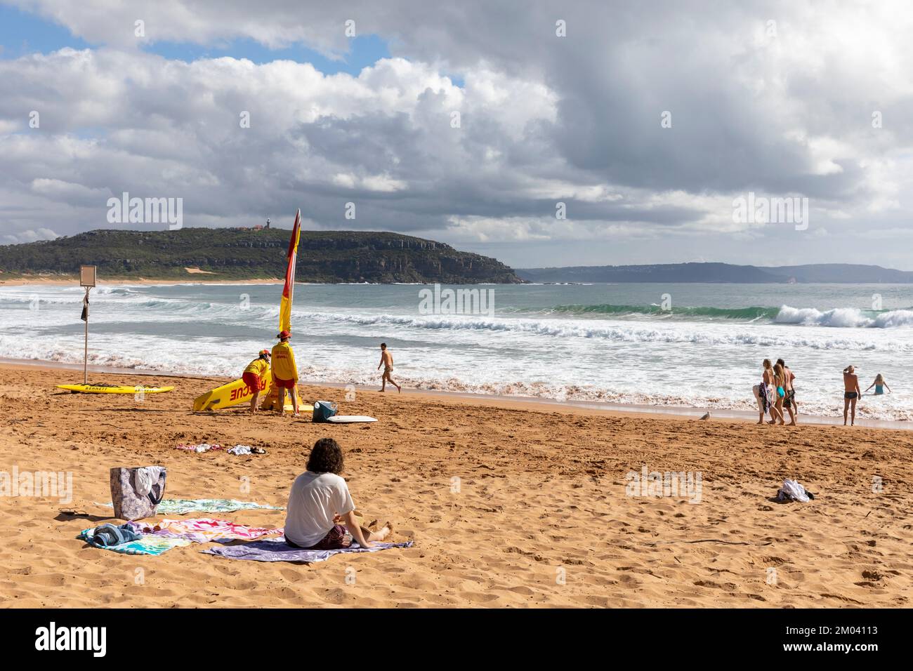 Palm Beach Sydney équipe de sauvetage de surf volontaire et les gens se détendant sur la plage à l'été 2022, NSW, Australie Banque D'Images