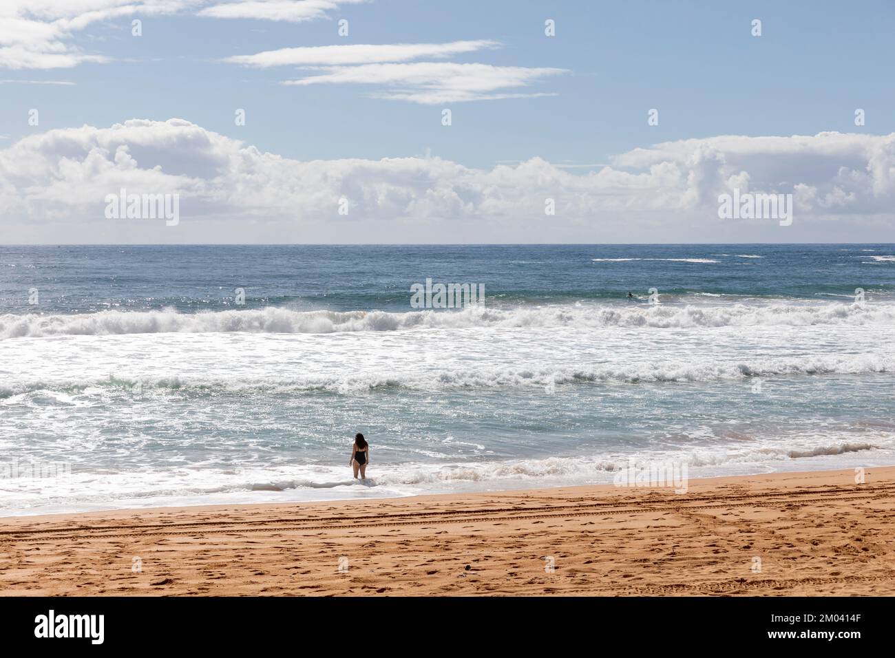 Palm Beach Sydney la jeune femme seule regardant pour voir se trouvait au bord de l'eau, Sydney, Australie 2022 Banque D'Images