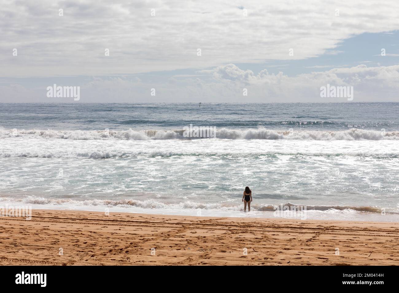Palm Beach Sydney la jeune femme seule regardant pour voir se trouvait au bord de l'eau, Sydney, Australie 2022 Banque D'Images
