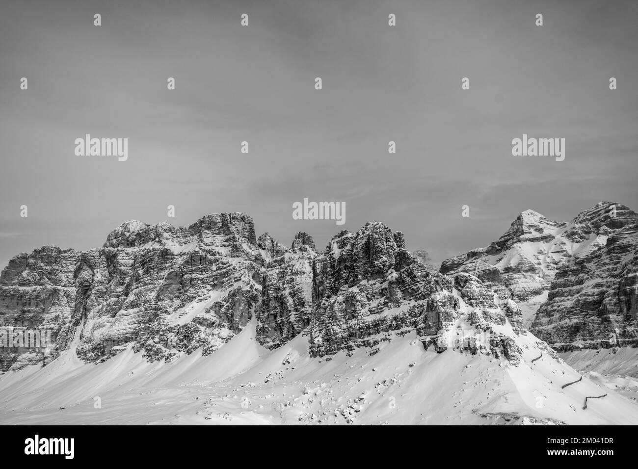 Nuages transportant de la neige dans les Alpes italiennes Banque D'Images