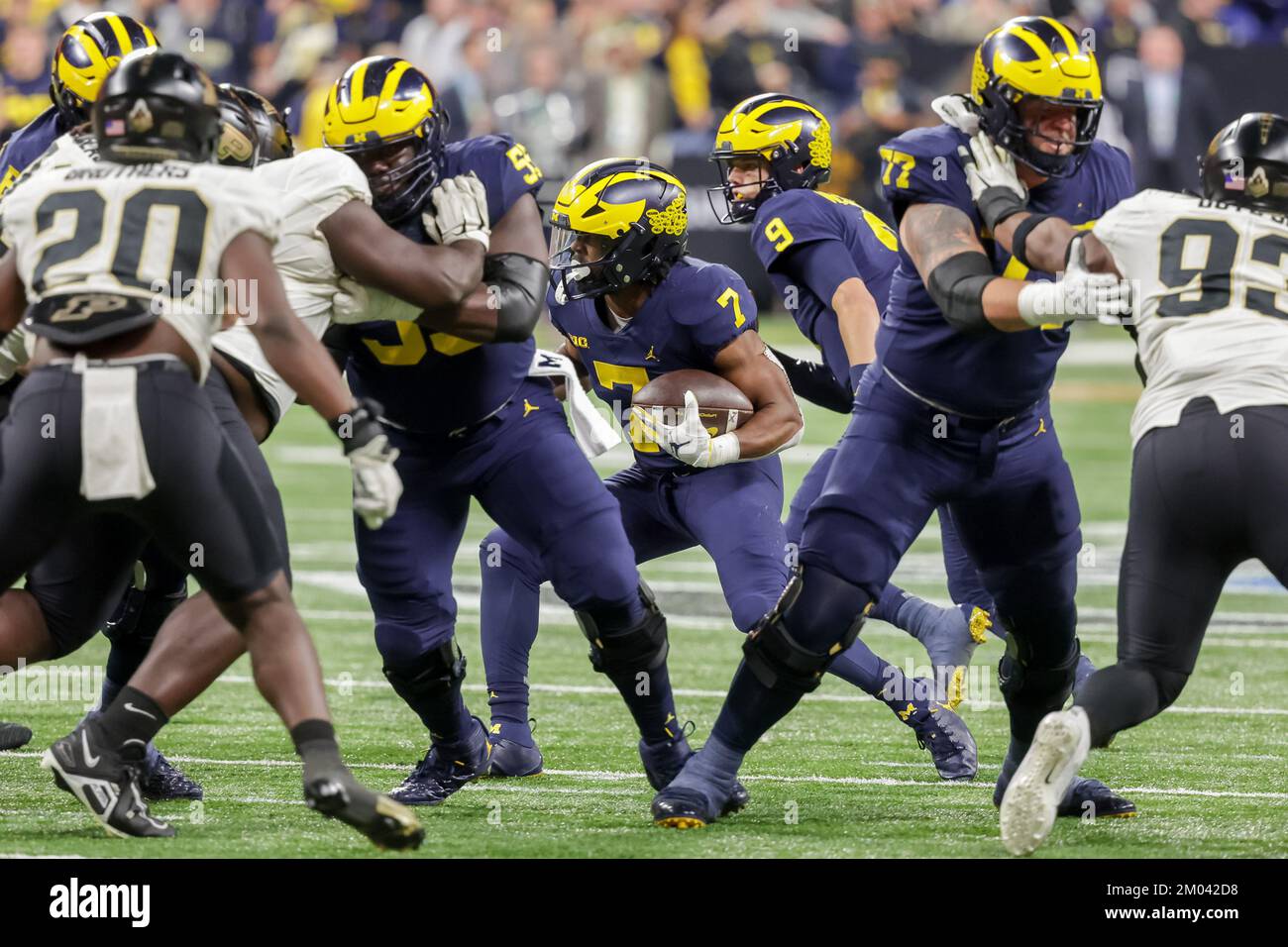Indianapolis, Indiana, États-Unis. 3rd décembre 2022. Michigan Wolverines en arrière Donovan Edwards (7) porte le ballon pendant le match entre les Pudue Boilermakers et les Michigan Wolverines dans le championnat Big Ten au stade Lucas Oil, Indianapolis, Indiana. (Image de crédit : © Scott Stuart/ZUMA Press Wire) Banque D'Images