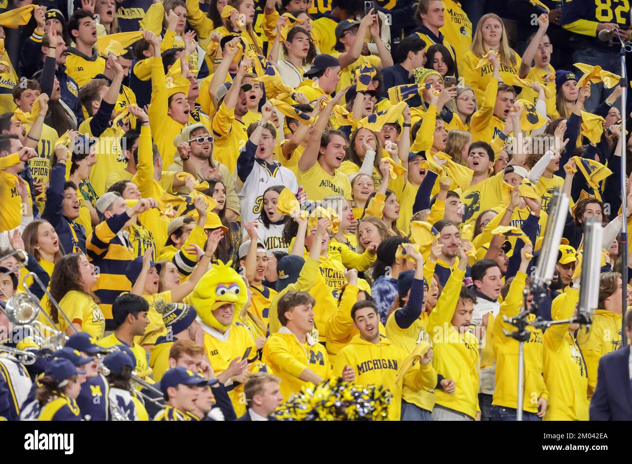 Indianapolis, Indiana, États-Unis. 3rd décembre 2022. Les fans de Michigan Wolverine fêtent lors du match entre les Pudue Boilermakers et les Michigan Wolverines dans le championnat Big Ten au stade Lucas Oil, à Indianapolis, dans l'Indiana. (Image de crédit : © Scott Stuart/ZUMA Press Wire) Banque D'Images