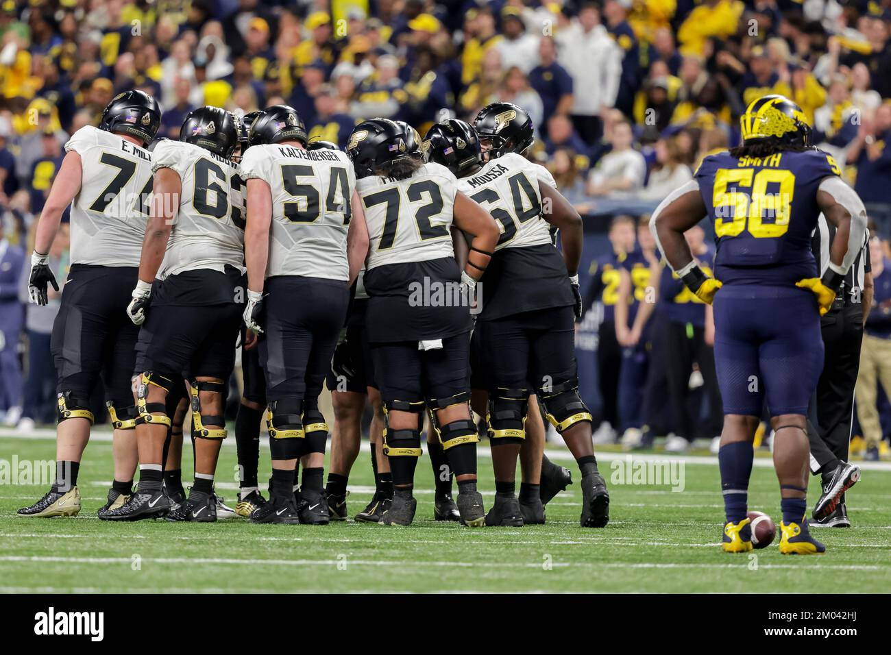 Indianapolis, Indiana, États-Unis. 3rd décembre 2022. Les Pudue Boilermakers offense des caucus pendant le match entre les Pudue Boilermakers et les Michigan Wolverines dans le championnat Big Ten au stade Lucas Oil, Indianapolis, Indiana. (Image de crédit : © Scott Stuart/ZUMA Press Wire) Banque D'Images