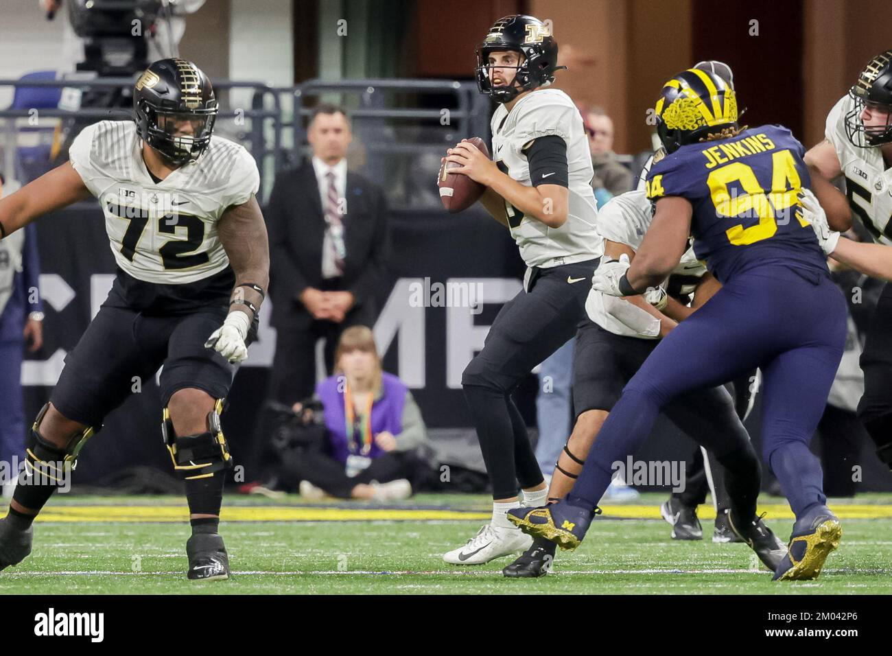 Indianapolis, Indiana, États-Unis. 3rd décembre 2022. Le quarterback de Purdue Boilermakers Aidan O'Connell (16) recherche un receveur pendant le match entre les Purndue Boilermakers et les Michigan Wolverines dans le championnat Big Ten au stade Lucas Oil, Indianapolis, Indiana. (Image de crédit : © Scott Stuart/ZUMA Press Wire) Banque D'Images