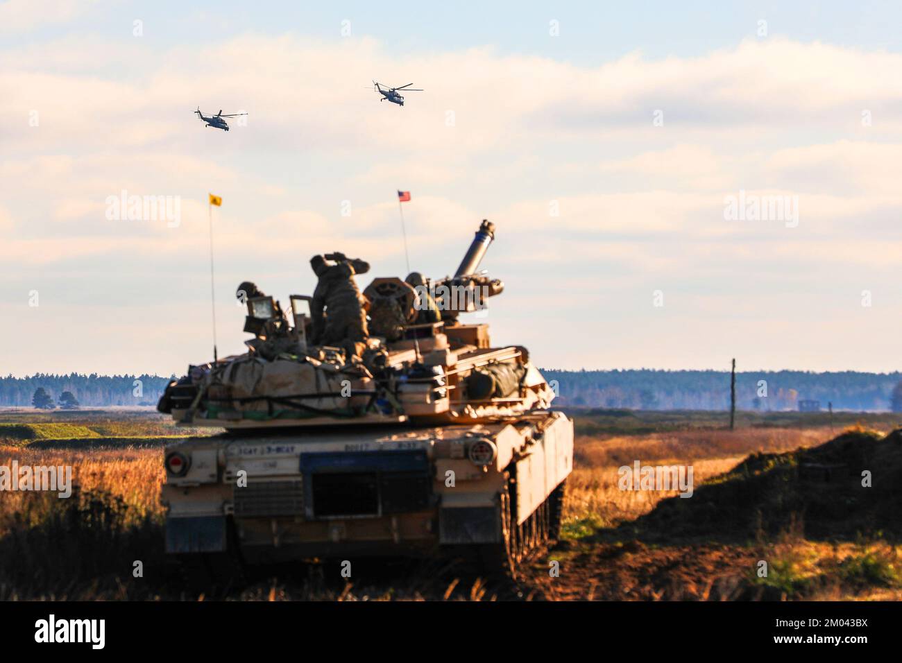 Pologne. 17th novembre 2022. Présence avancée renforcée de l'OTAN soldats du groupement tactique de Pologne affectés au 3rd Bataillon, 8th Cavalry Regiment, 3rd Armored Brigade combat Team, 1st Cavalry Division (3-1 ABCT) sous le contrôle opérationnel de la 1st Infantry Division (1 ID), Regardez deux hélicoptères mi-24 polonais s'envolent pendant l'exercice de tir en direct Bull Run à Bemowo Piskie, Pologne, le 17 novembre 2022. L'ABCT 3-1 est parmi les autres unités assignées à l'ID 1, travaillant fièrement aux côtés des alliés de l'OTAN et des partenaires régionaux de sécurité pour fournir des forces crédibles au combat au V corps, le corps déployé avancé i de l'Amérique Banque D'Images
