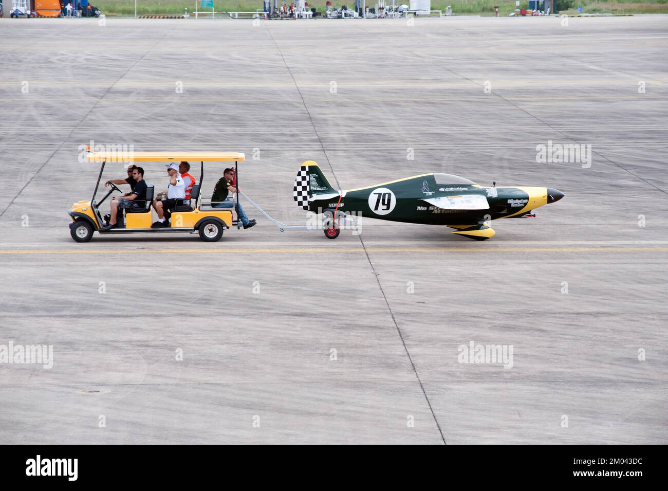 Remorquage d'un véhicule à bord d'un avion jusqu'au hall pour attendre une course à l'Air Race 1 à l'aéroport international U-Tapao Rayong-Pattaya le 19,2016 novembre, Thaïlande. Banque D'Images