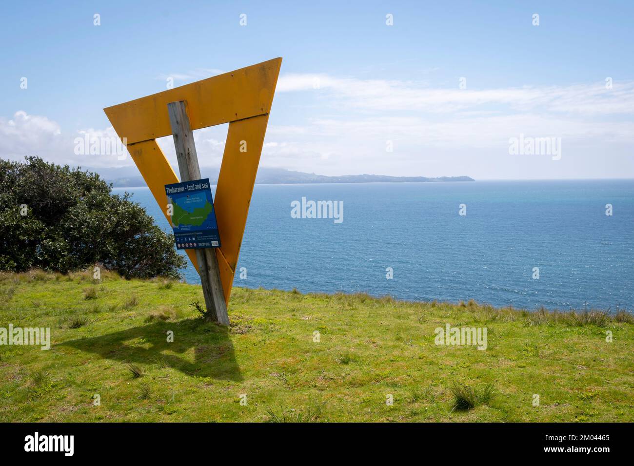 Marqueur de navigation montrant la limite de la Réserve marine de Tawharanui, Parc régional de Tawharanui, Matakana, Auckland, Île du Nord, Nouvelle-Zélande Banque D'Images