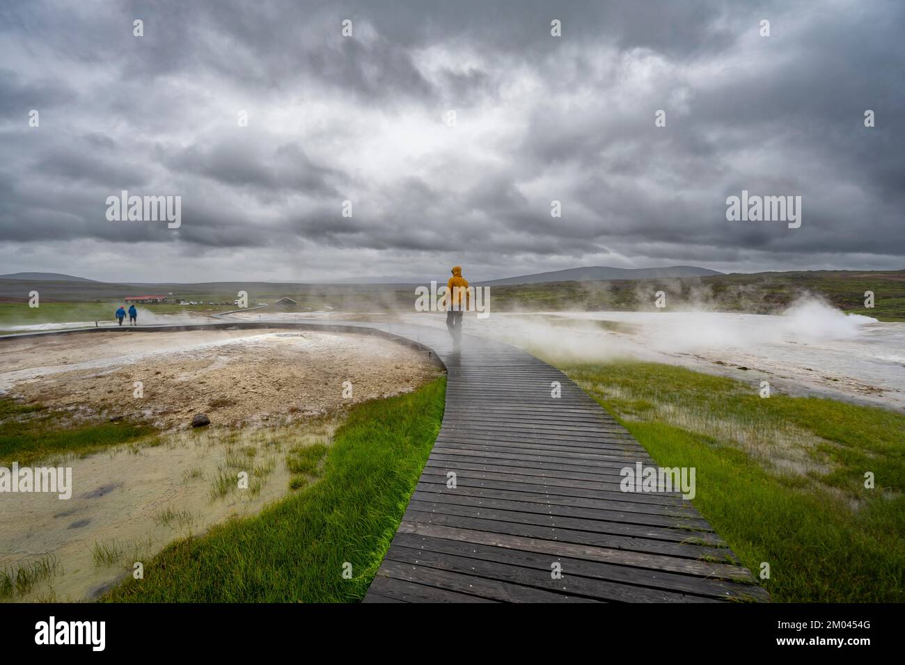 Tourisme sur un chemin en bois, sources d'eau chaude à la vapeur, zone géothermique d'Hveravellir, montagnes islandaises, Suðurland, Islande, Europe Banque D'Images