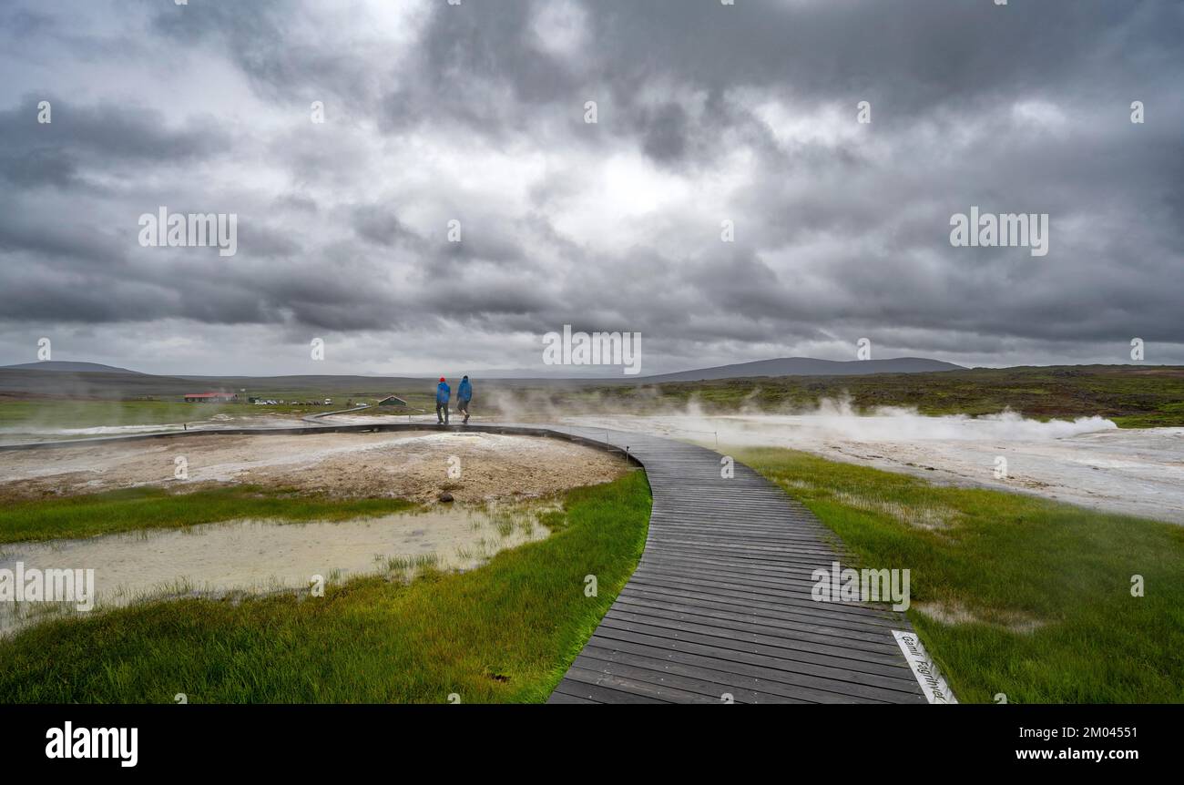 Touristes sur un chemin en bois, sources d'eau chaude à la vapeur, zone géothermique d'Hveravellir, montagnes islandaises, Suðurland, Islande, Europe Banque D'Images